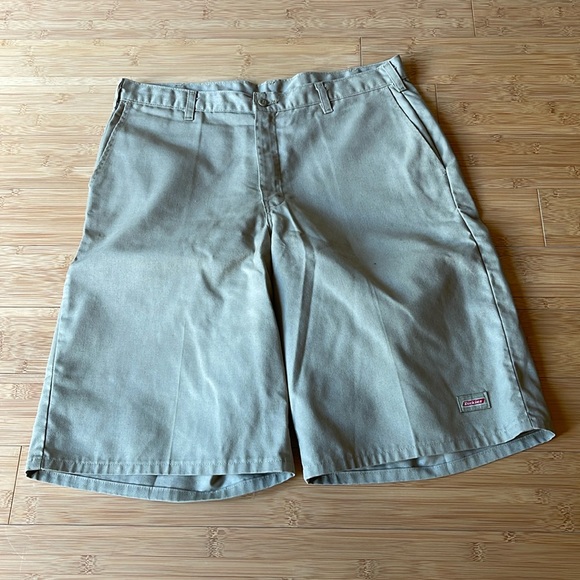 Dickies Relaxed Fit Multi-Use Pocket Work Shorts, Khaki - Picture 1 of 16